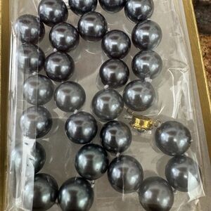 Elegant Black Pearl Necklaces